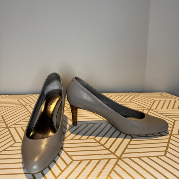 Ralph Lauren harper heels - Picture 2 of 4